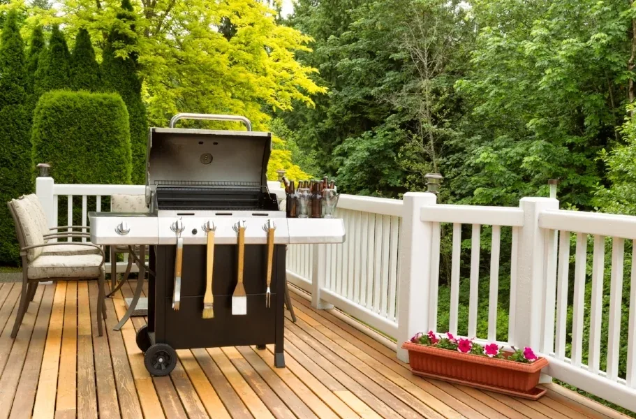 Roof deck with outdoor kitchen and dining space